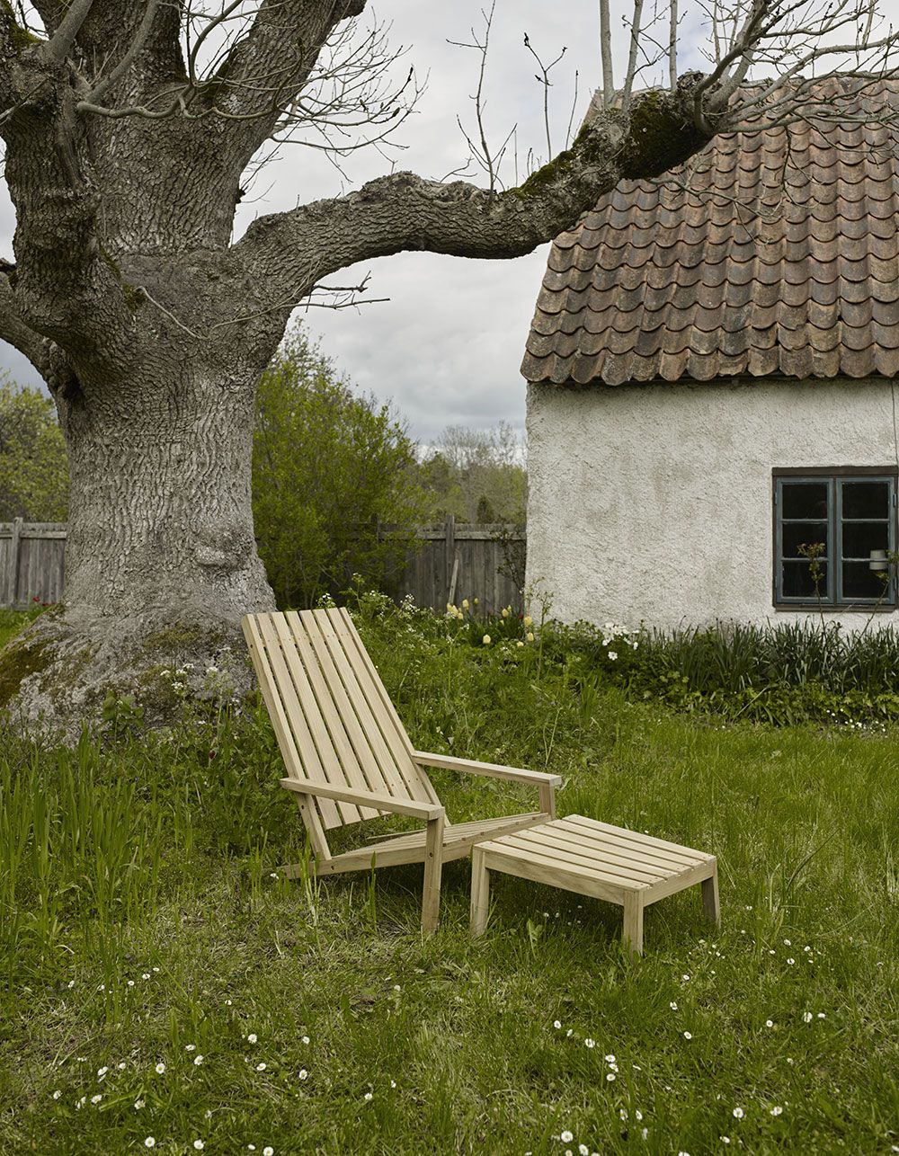 Between Lines Fotpall Teak