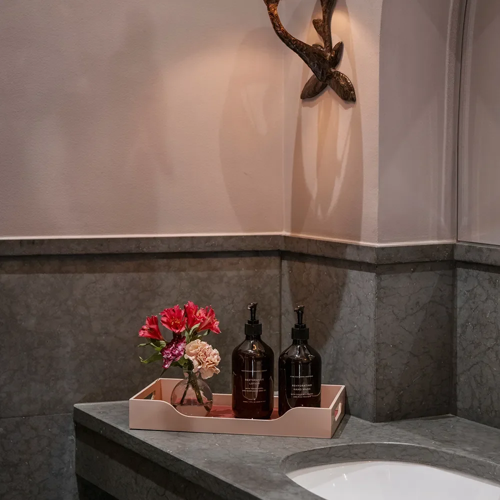 Lackerad bricka Swell Maroon/Pink 34x20 cm