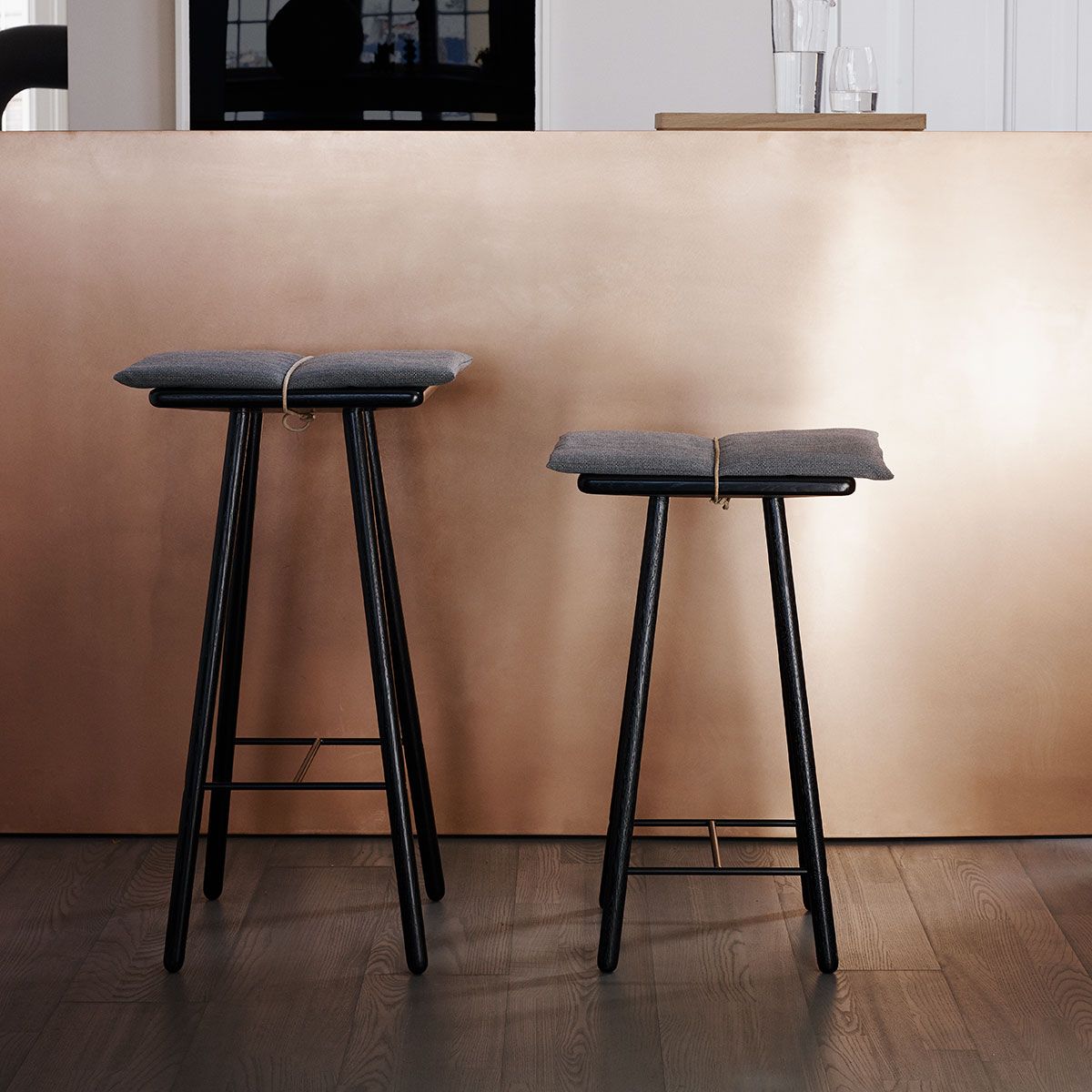 Georg Barstol Låg Svart Ek