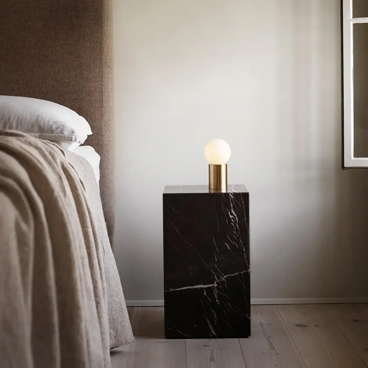 Plinth Sidobord marmor högt Nero Marquina