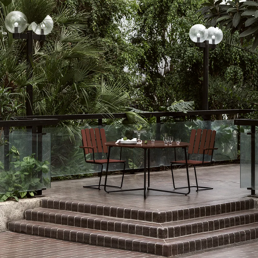 A2 fåtölj Mörkröd lackad ek/svart