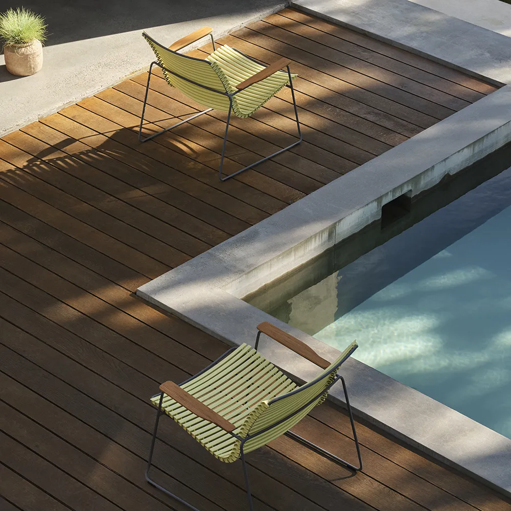 Click Roomy lounge chair Pigeon blue. Frame: Grey. Armrest: Bamboo