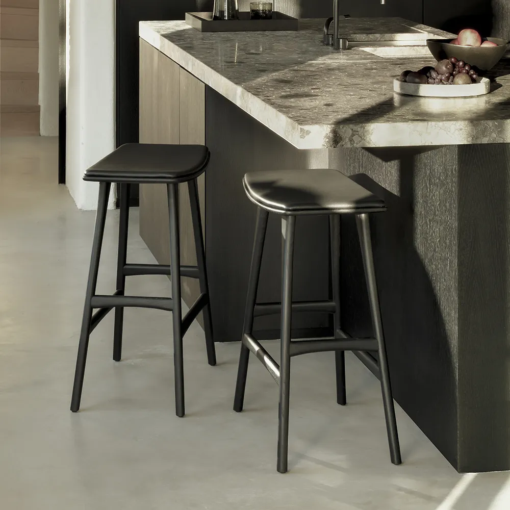 Osso Barpall Låg Svartlackad ek/Black leather 