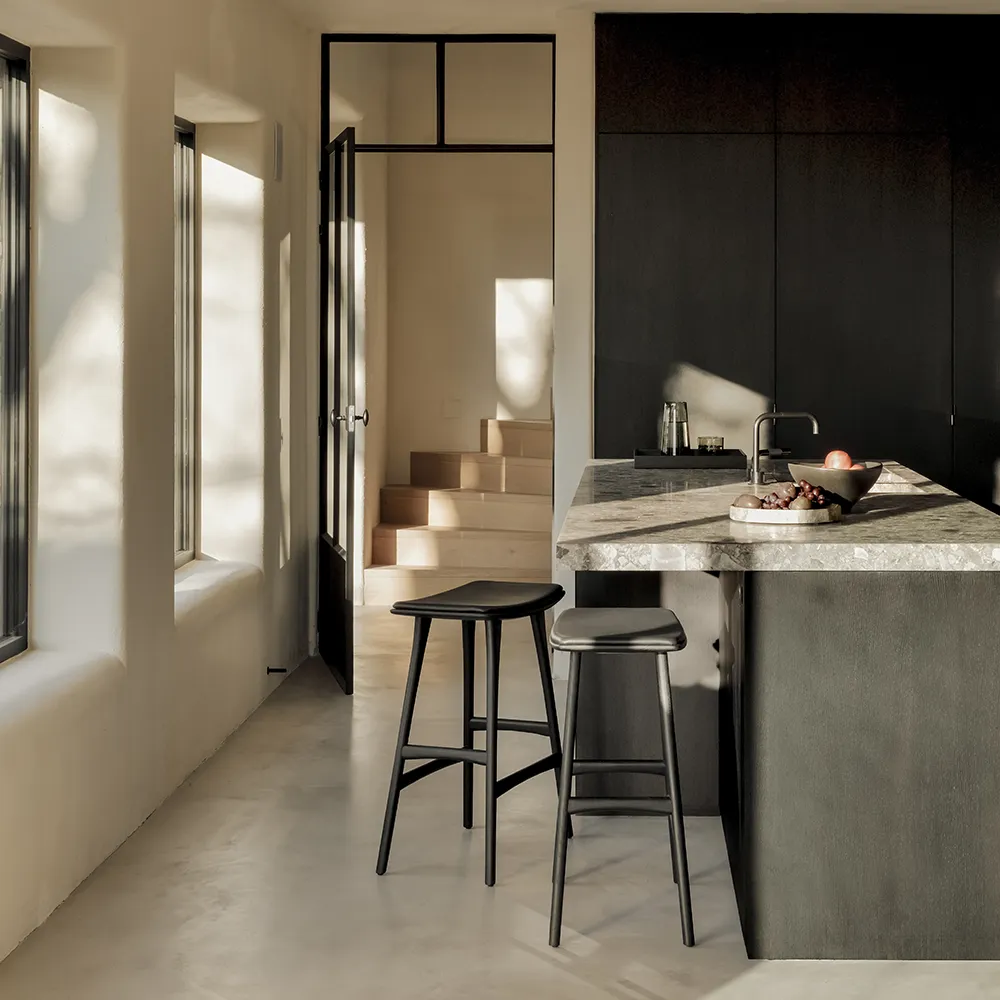 Osso Barpall Låg Svartlackad ek/Black leather 