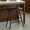 Osso Barpall Låg Brunlackad teak/Black leather