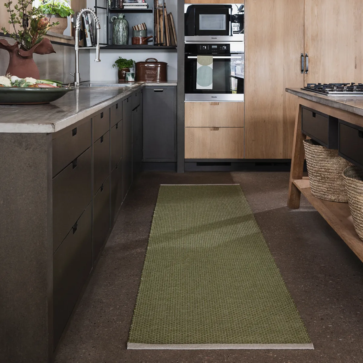 Tvättbar Plastmatta NILS Dark Olive 70x300 cm