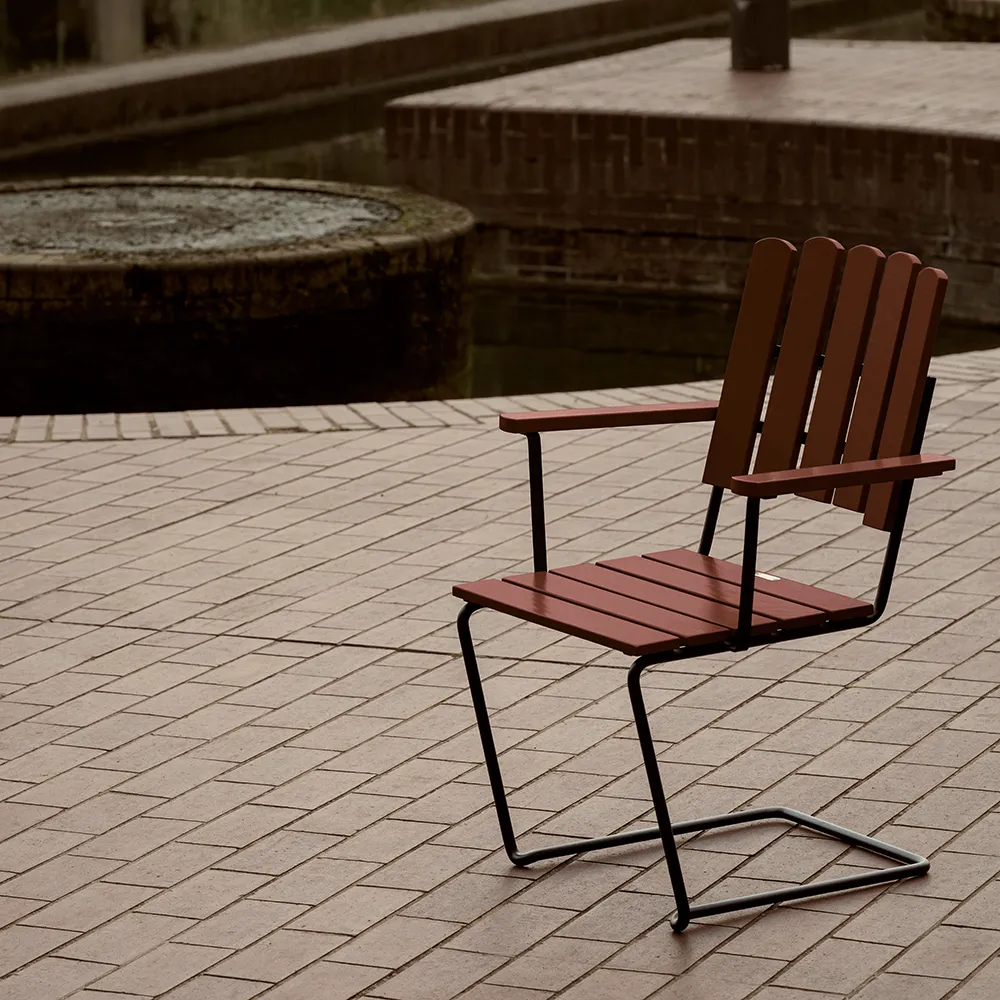 A2 fåtölj Mörkröd lackad ek/svart