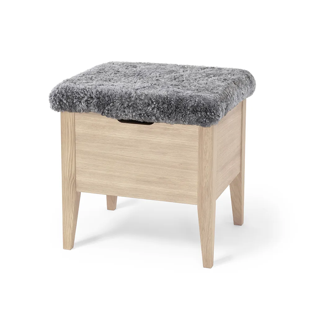 Klinte bänk 45 cm vitoljad ek med äkta fårskinn