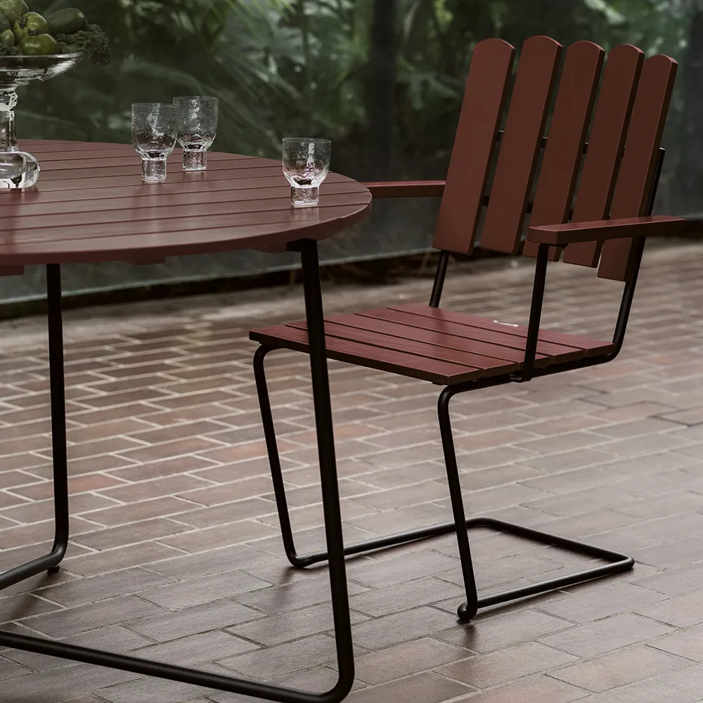 A2 fåtölj Mörkröd lackad ek/svart