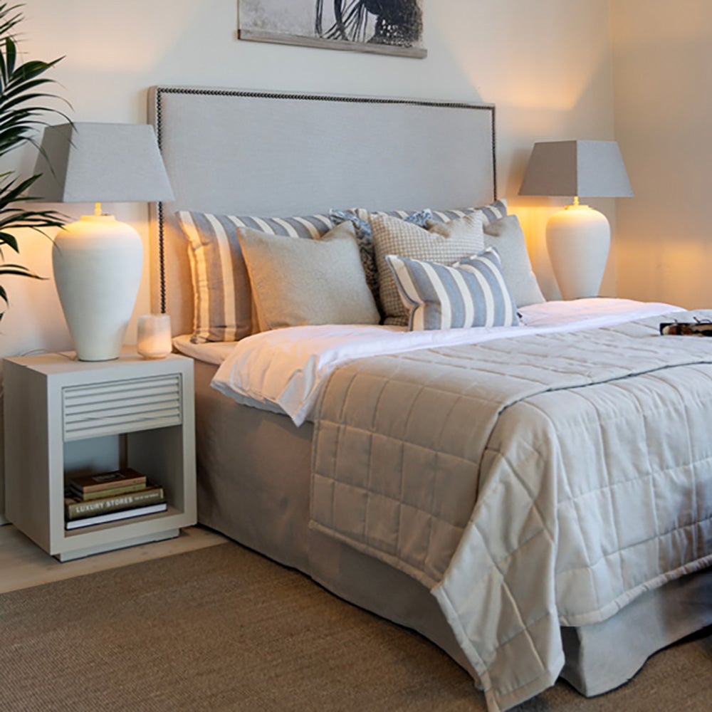 HAYDEN sängbord i ekfanér-Ivory mist