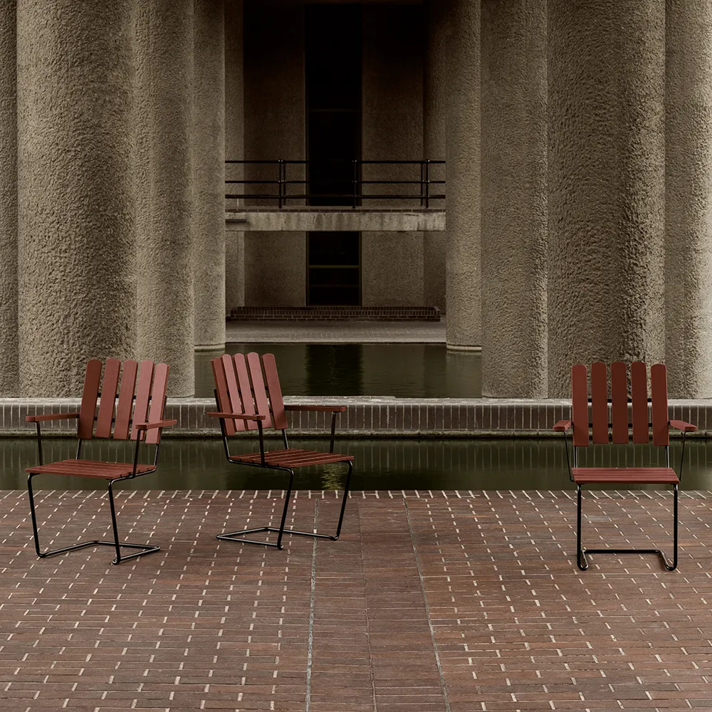 A2 fåtölj Mörkröd lackad ek/svart