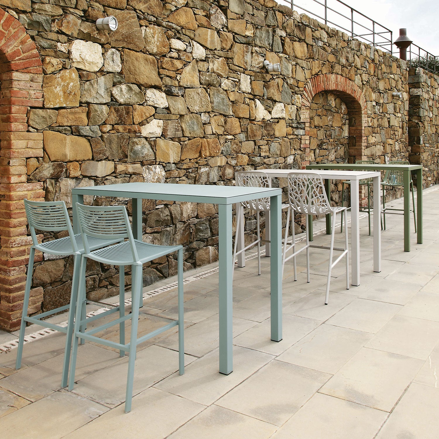 Easy barstol 65 cm Light Blue aluminium med fotstöd i rostfritt