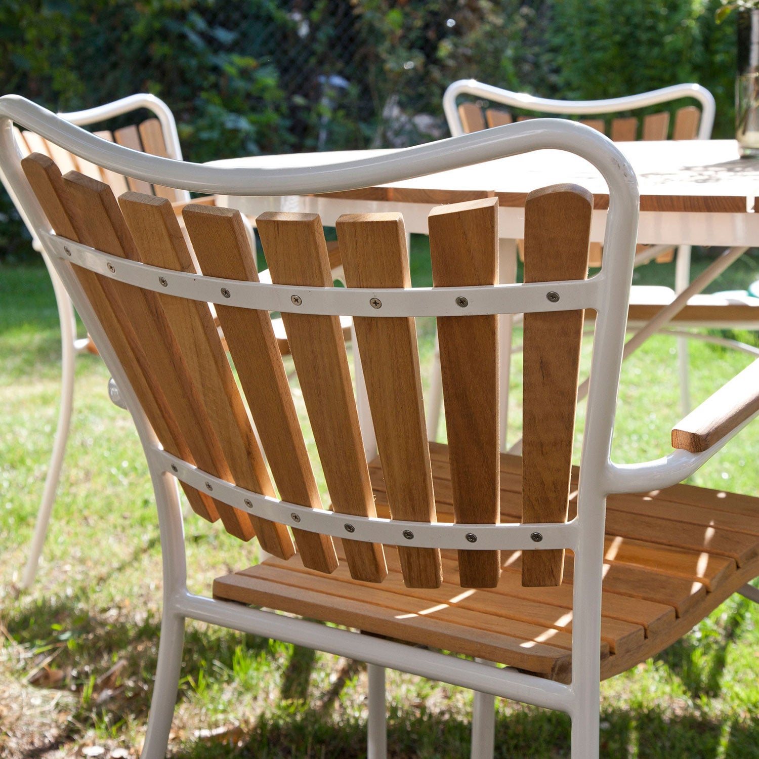 Hard & Ellen karmstol vit/teak 