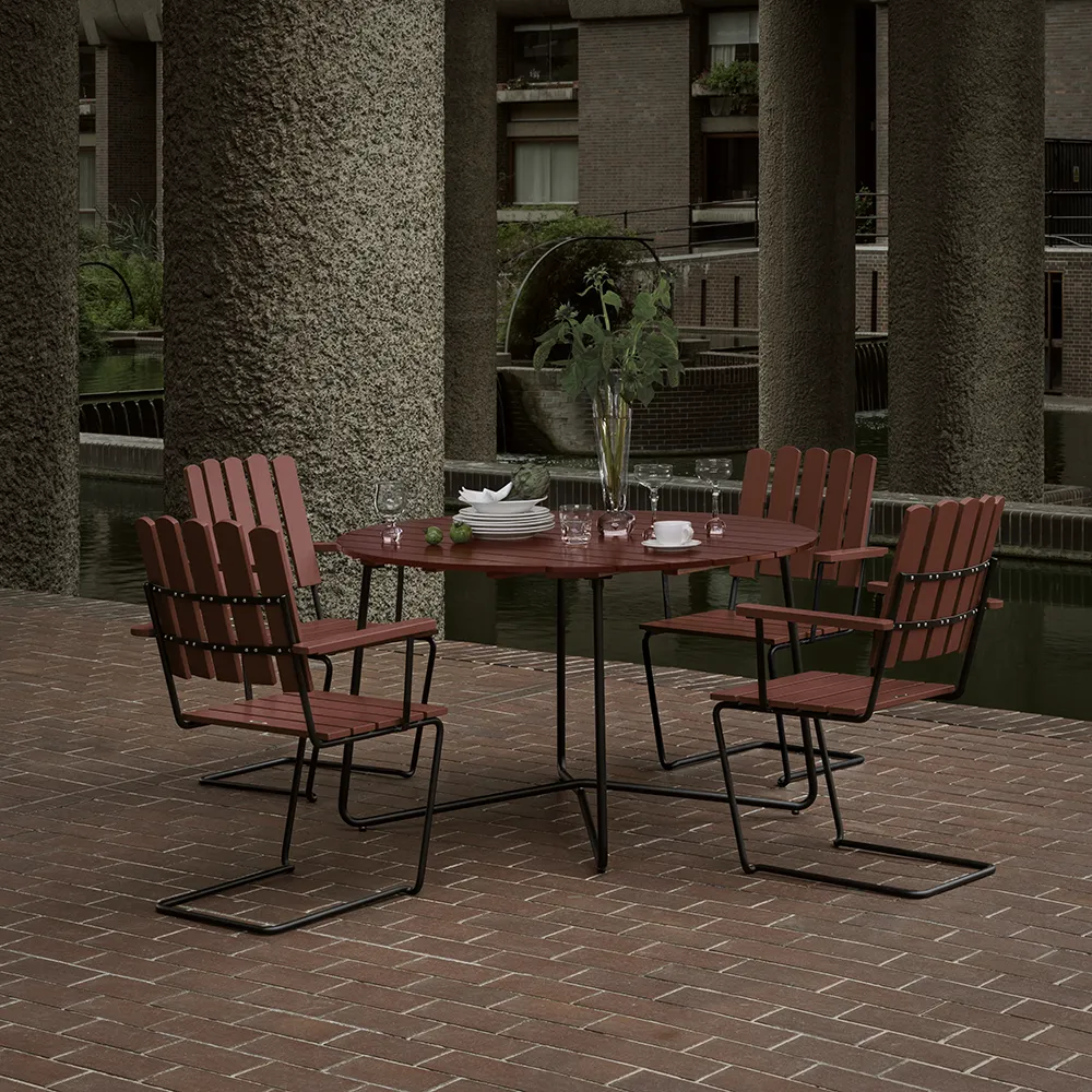 A2 fåtölj Mörkröd lackad ek/svart