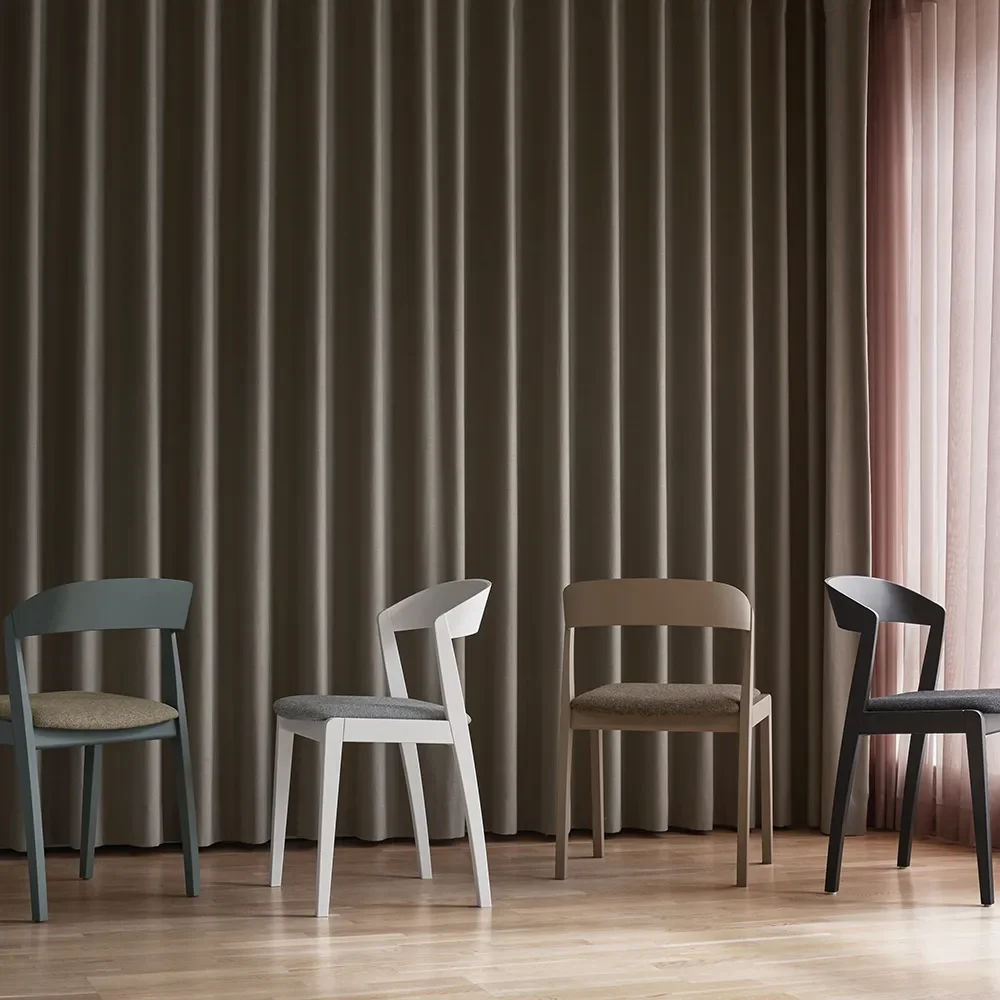 SM825 matstol Cat 1 Muskot lackad bok