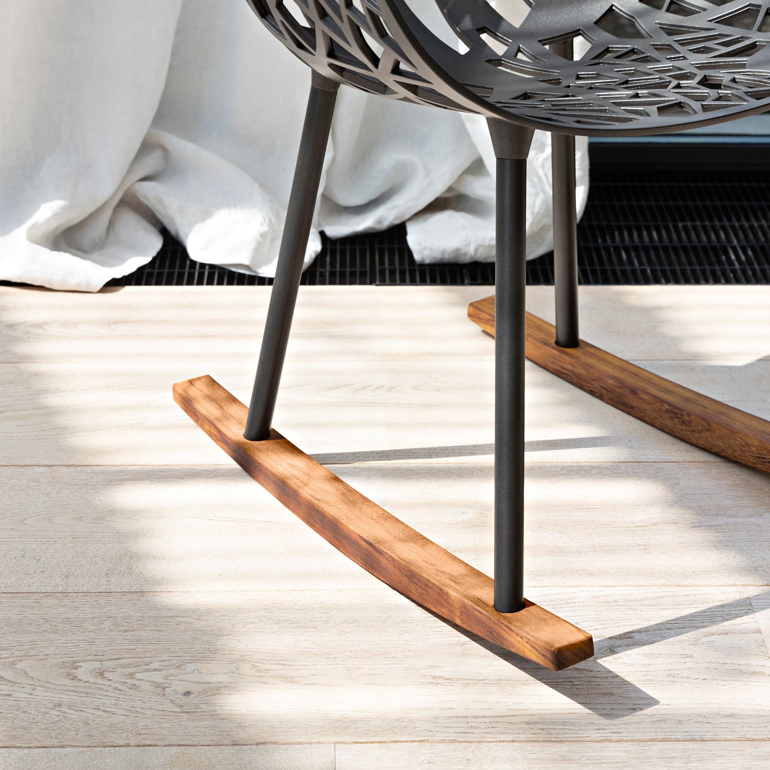 Forest gungstol med Iroko medar White 